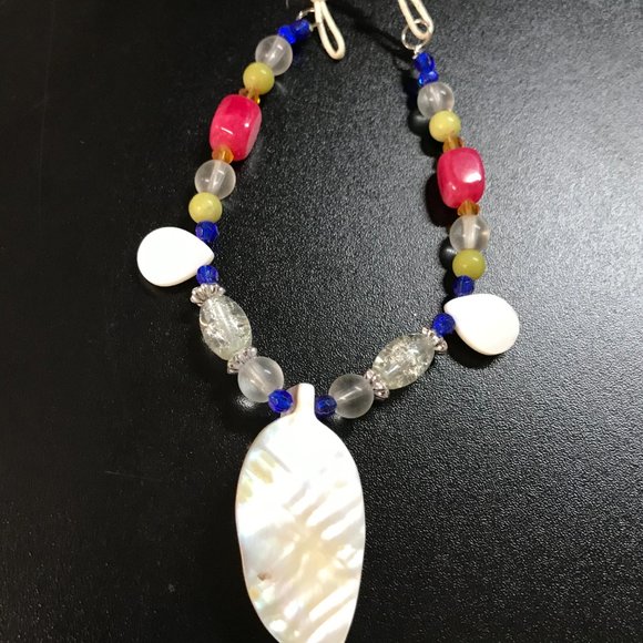 19" Mother of Pearl Leaf Necklace - Picture 2 of 4
